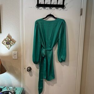 Elegant Green Long-Sleeve Dress